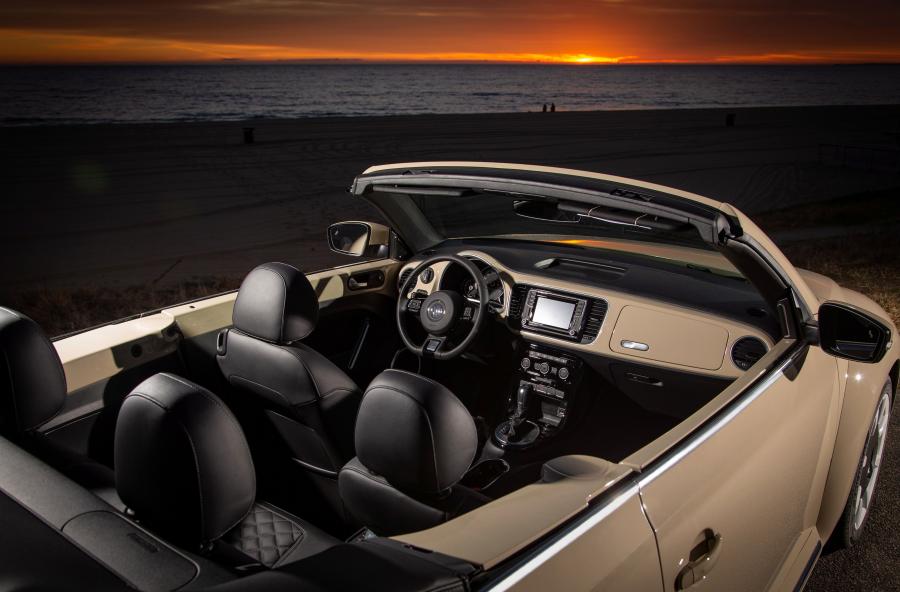 Интерьер Volkswagen Beetle SEL Final Edition Convertible 2018 года  (NA) (фото 11 из 27)